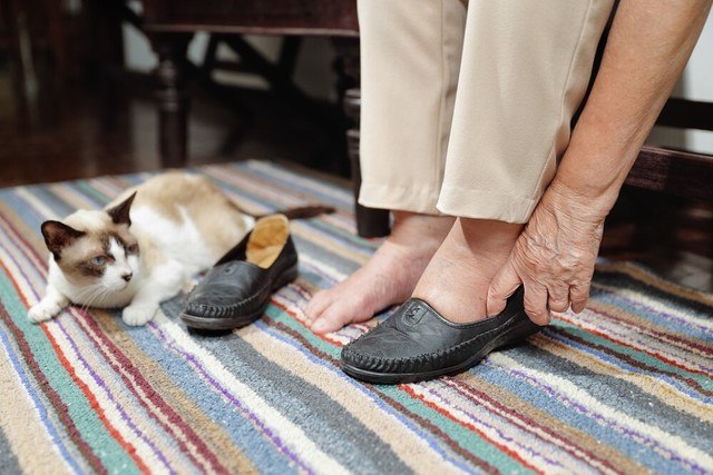 stretchy shoes for swollen feet