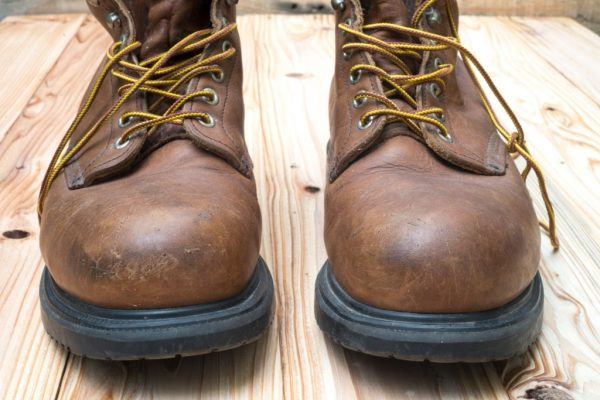 whats the difference between alloy toe and steel toe