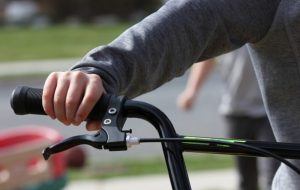 how to raise handlebars on kids bike