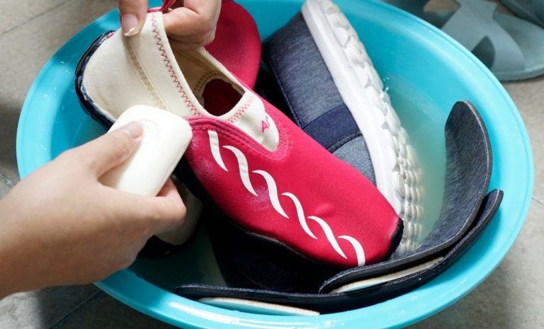 2 Ways To Clean Muddy Shoes Quickly