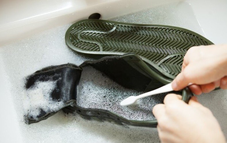 Step 3: Scrubbing The Insoles