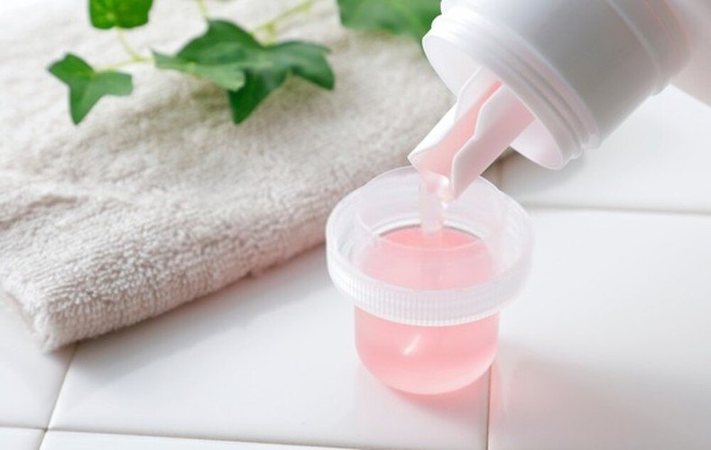 Liquid laundry detergent