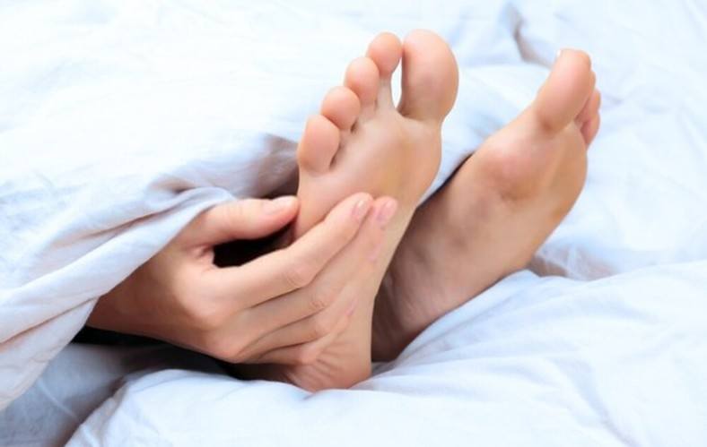 Why Does Your Skin Feet Itch in the Middle of the Night after Standing All Day?
