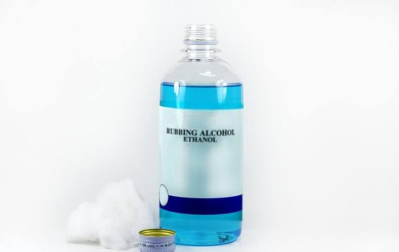 6/ Rubbing Alcohol Can Stretch the Fabric