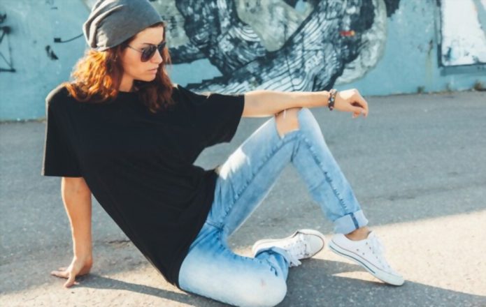 T-shirts Combined with Boyfriend Jeans and Sneakers