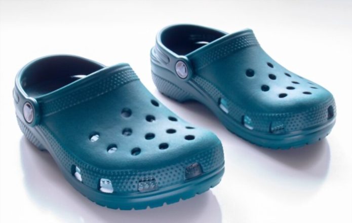 how loose should crocs fit