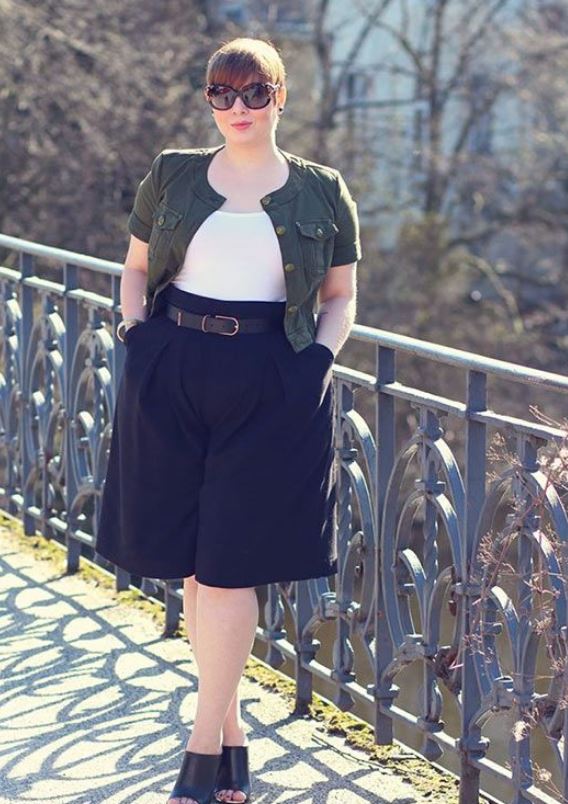 Mules with high-rise shorts