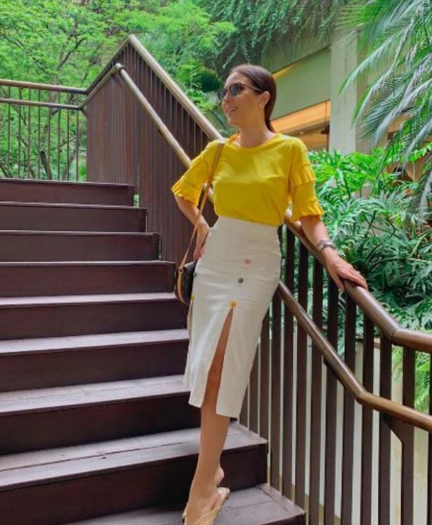 Mules with pencil skirt and top of the same color