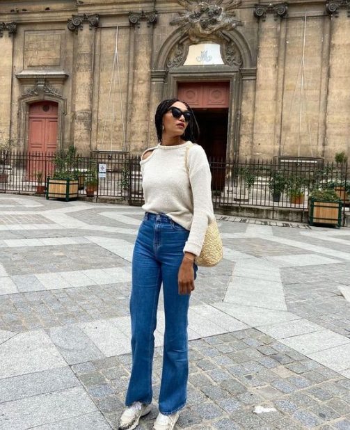 Simple Shoes Look the Chicest With Flare Jeans