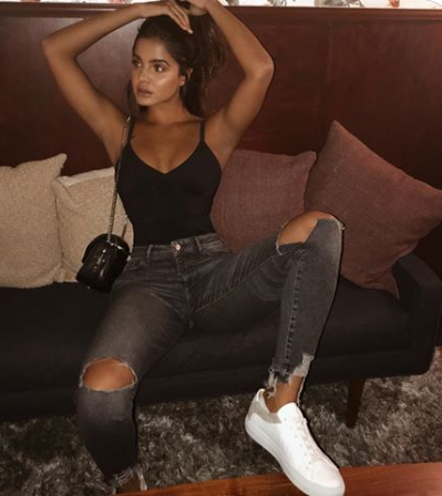 2-string Top Ripped Jeans and Sneakers