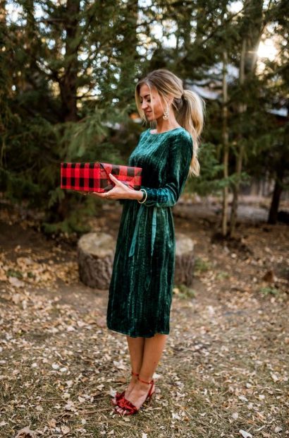 Beautiful Woman in a Green Dress and Red Shoes with Red Roses Stock Image -  Image of celebrate, eighth: 49517481