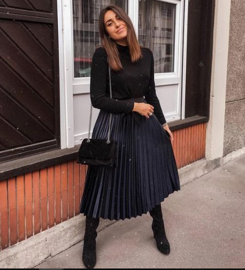 Tight Long-Sleeve Tops And Pleated Skirts