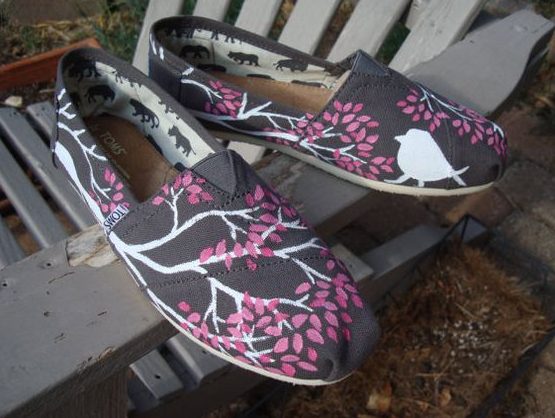 Speckle Painting a Canvas Shoes 