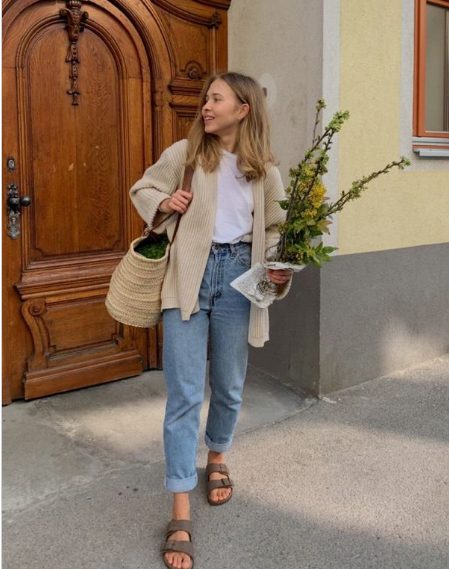 T-shirts Combined with a Cardigan and Mom Jeans, Sandals