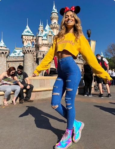 Yellow Short Sleeve T-shirt And Ripped Jeans