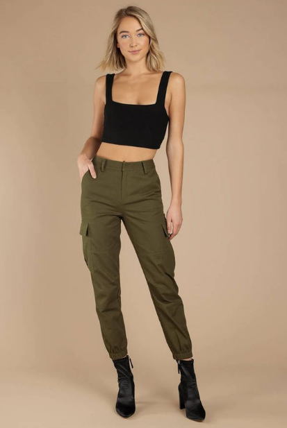 Close-Fitting Sleeveless Tops And Cargo Pants