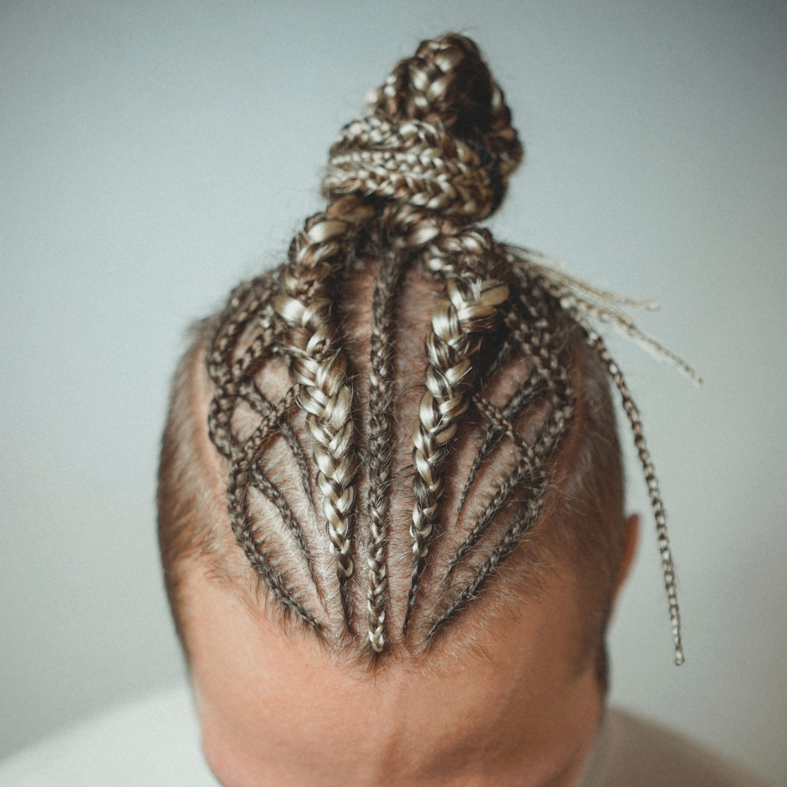 Cross cornrow braids with unconnected cut