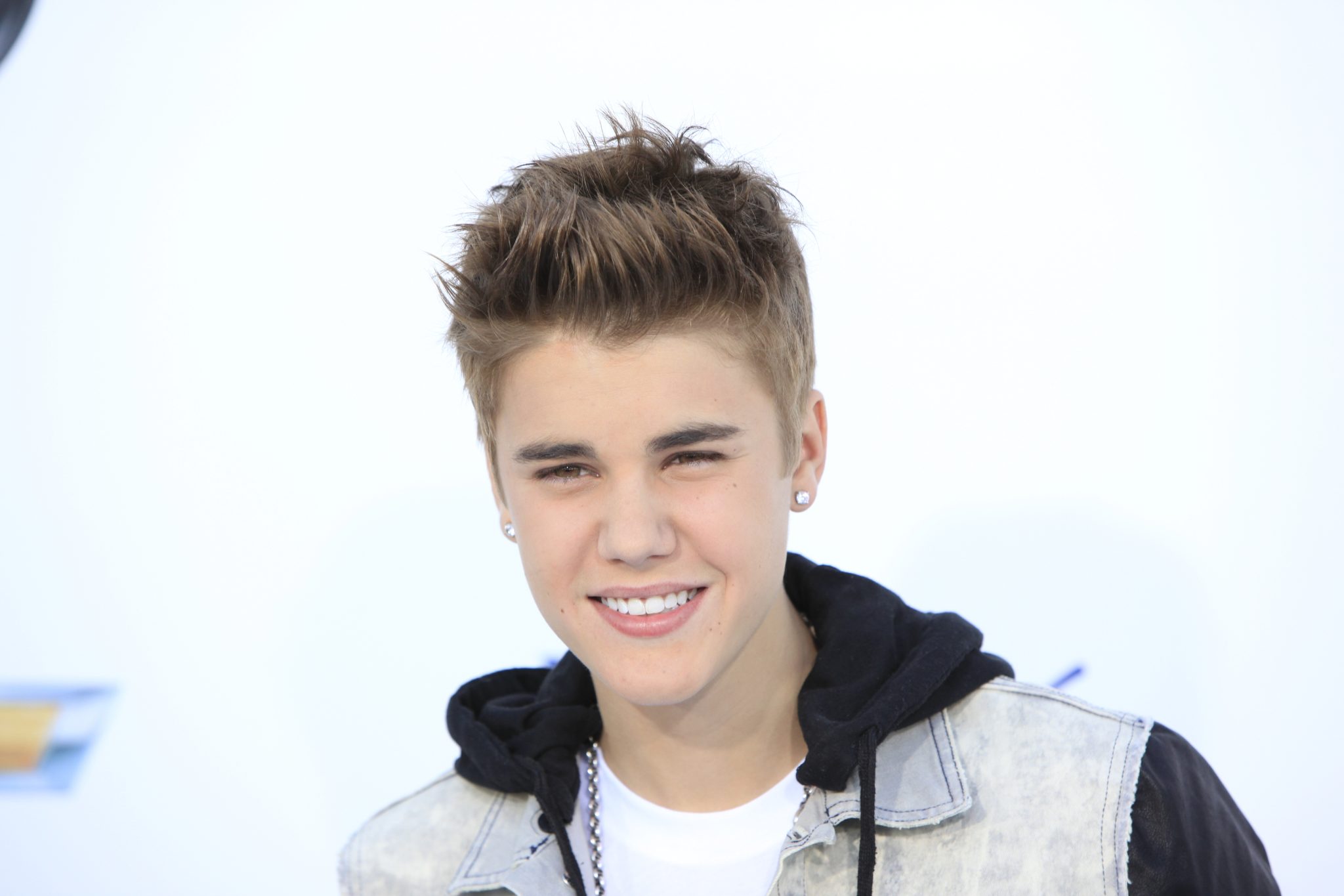 Justin Bieber Height: How Tall is The Canadian Singer? - Hood MWR
