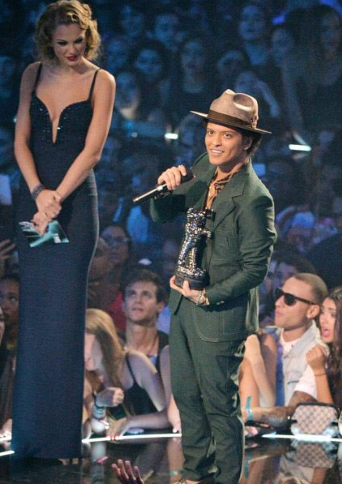 Bruno Mars short height vs taylor swift