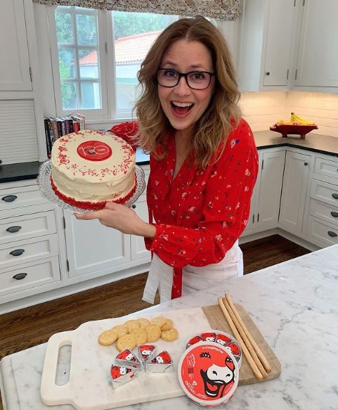 Jenna Fischer makes the cake