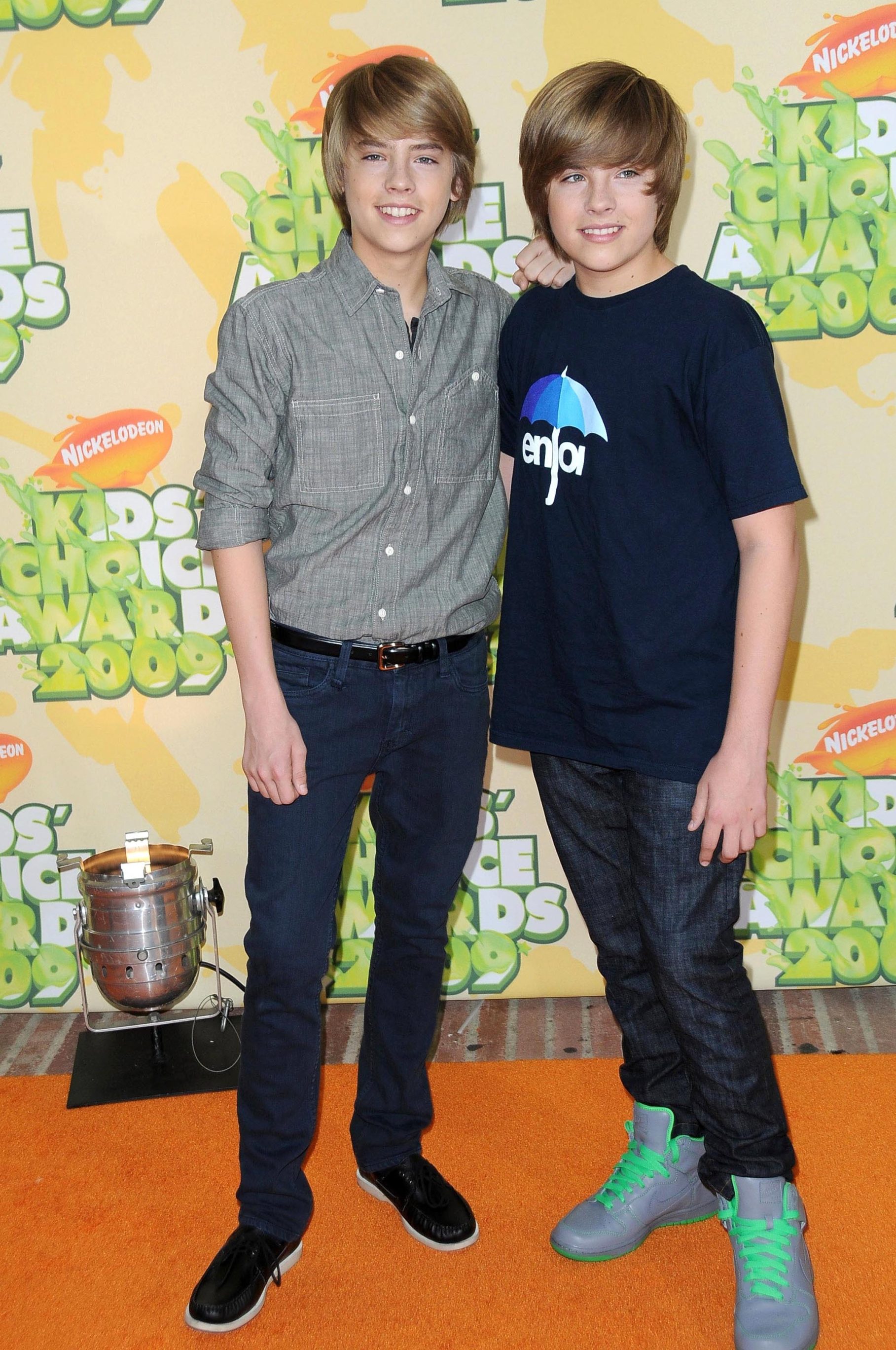 dylan and cole sprouse 2001