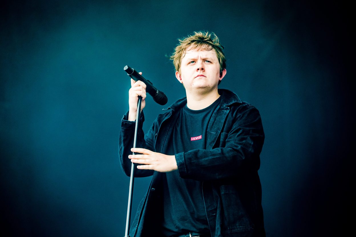 20 Male Celebrities Who Are 5'8" - Hood MWR