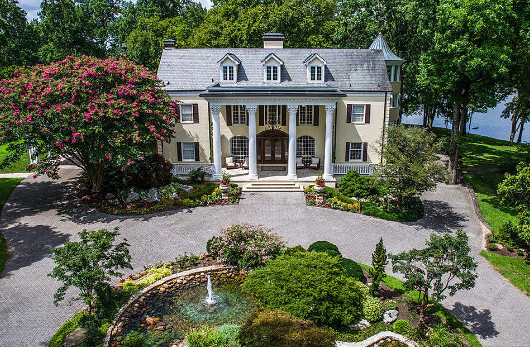 Reba Mcentire House via Taste Of Country