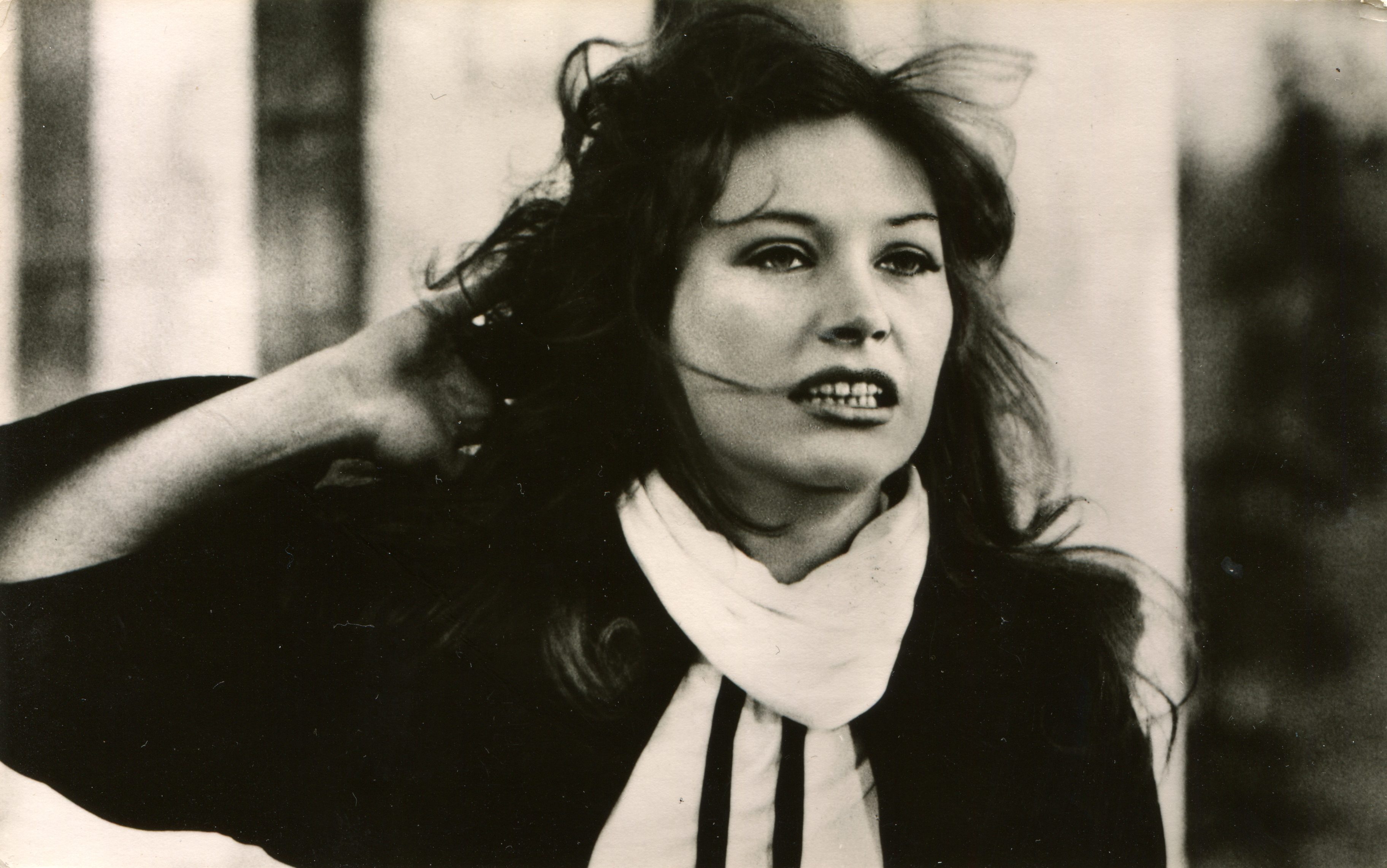 postcard shows Alla Pugacheva in movie Zhenshchina 1984