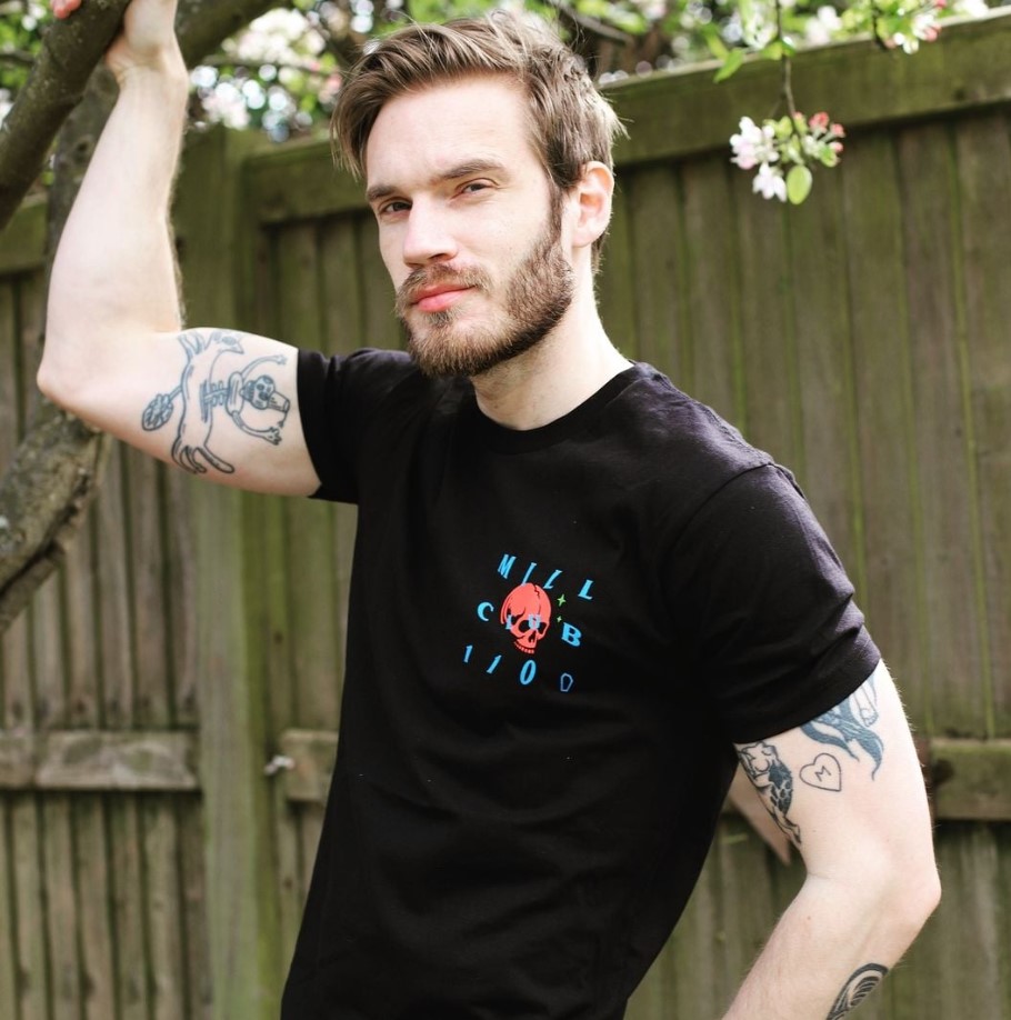 Felix Kjellberg
PewDiePie
Youtuber
Felix Kjellberg - PewDiePie - Youtuber