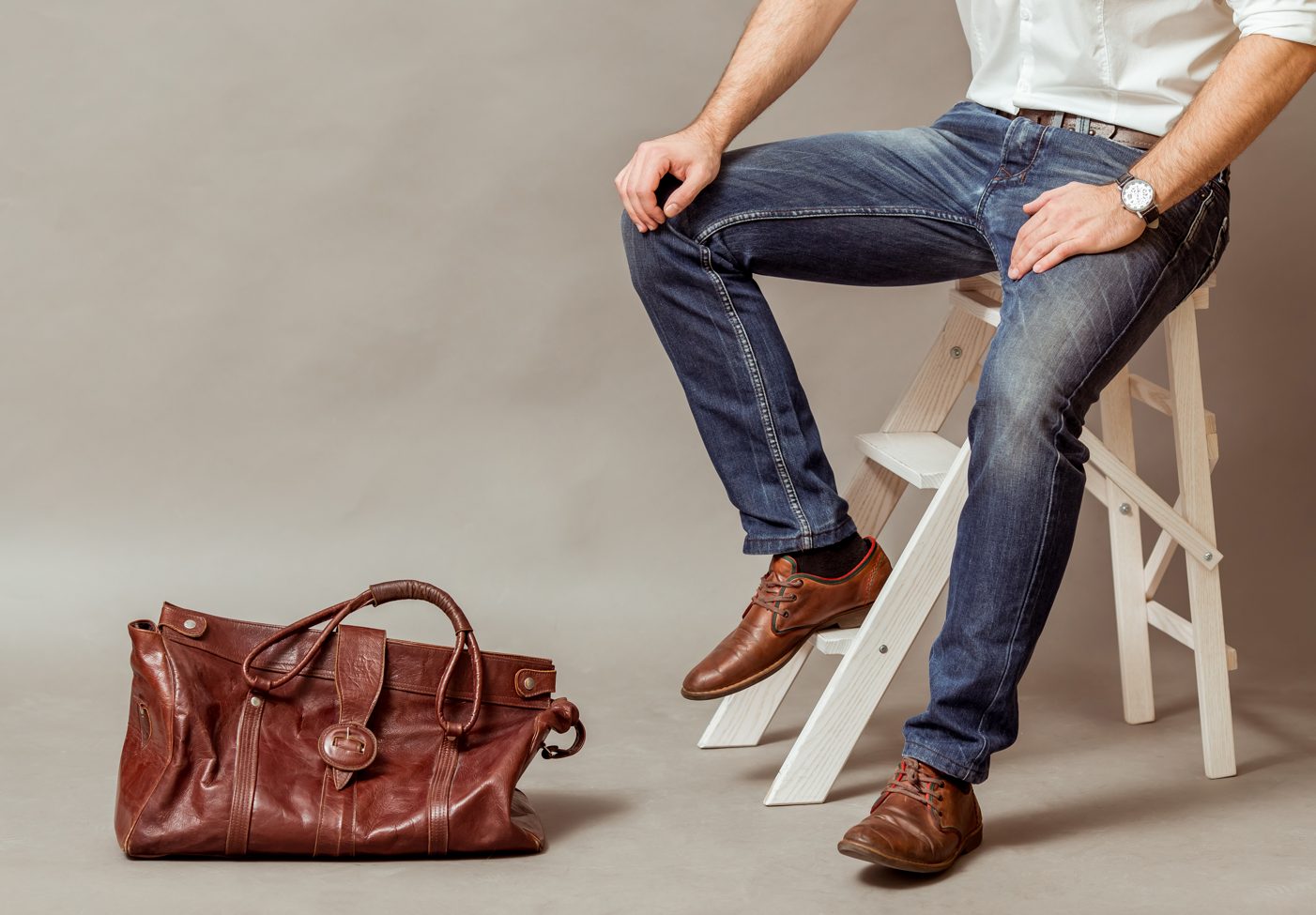 Wear White shirt and blue jeans