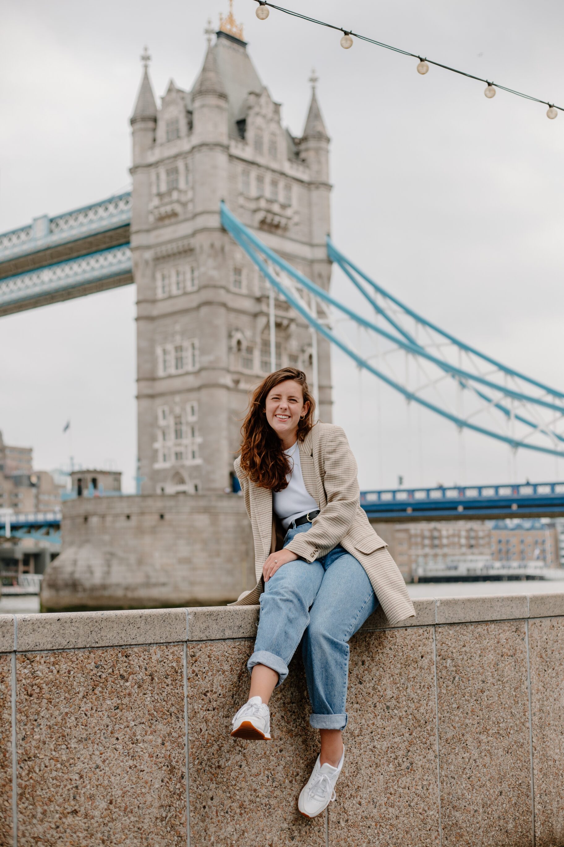 Beige Coat, T-shirt, Jean & Sneakers