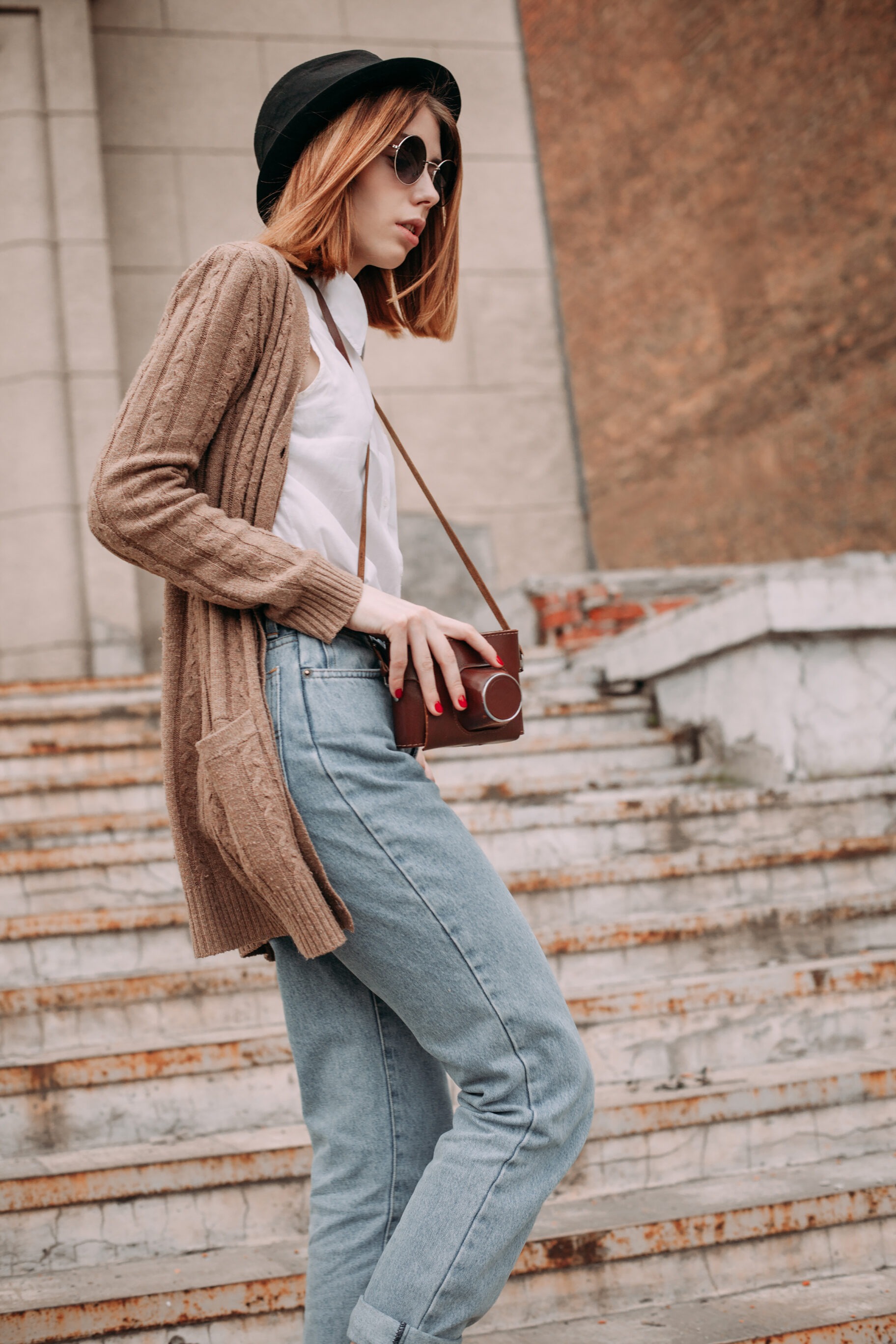 Cardigan, T-shirt & Mom Jeans