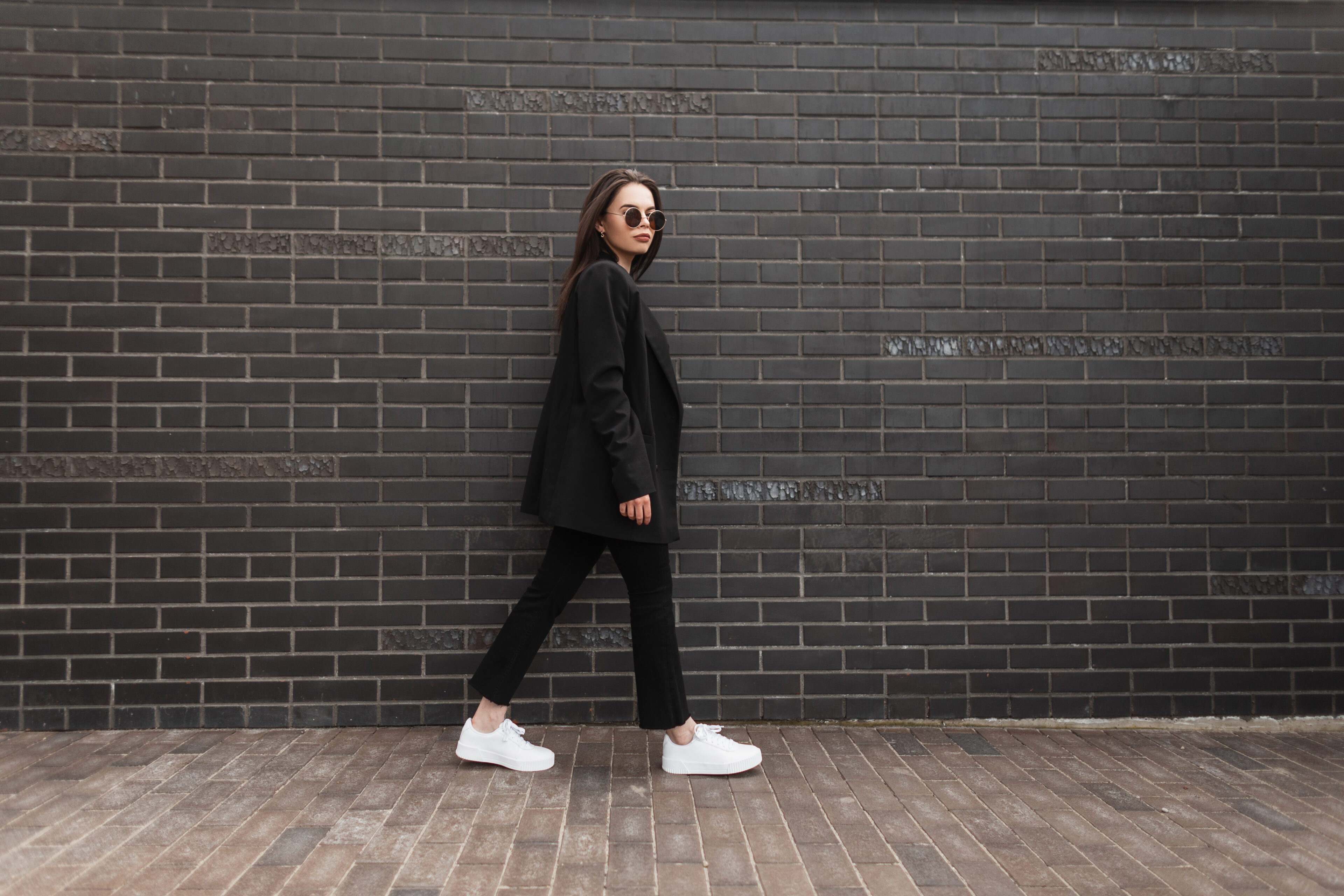 Black Stylish Jacket In Vintage Jeans In White Sneakers