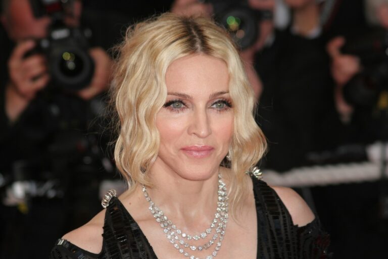 The Ultimate List of ’90s Celebrities: 50 Stars You’ll Love - Hood MWR