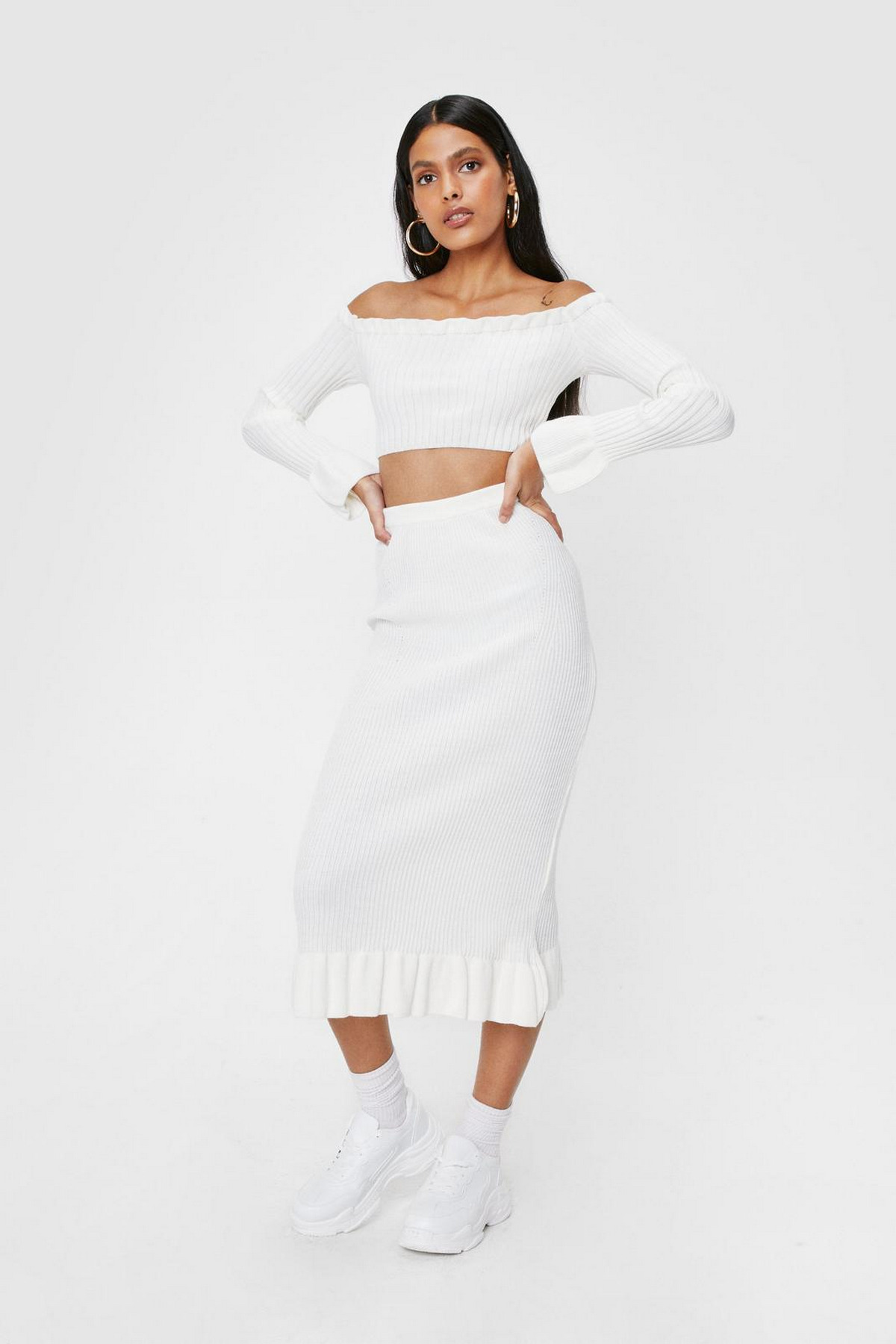 Slim-Fit Woolen Skirt With An Off-The-Shoulder Top
