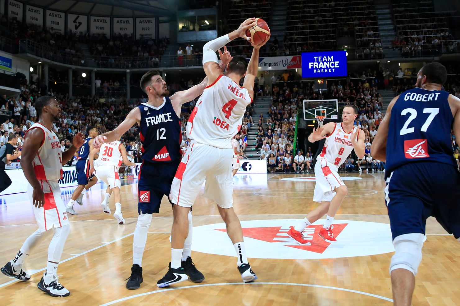 Center Nikola Vucevic