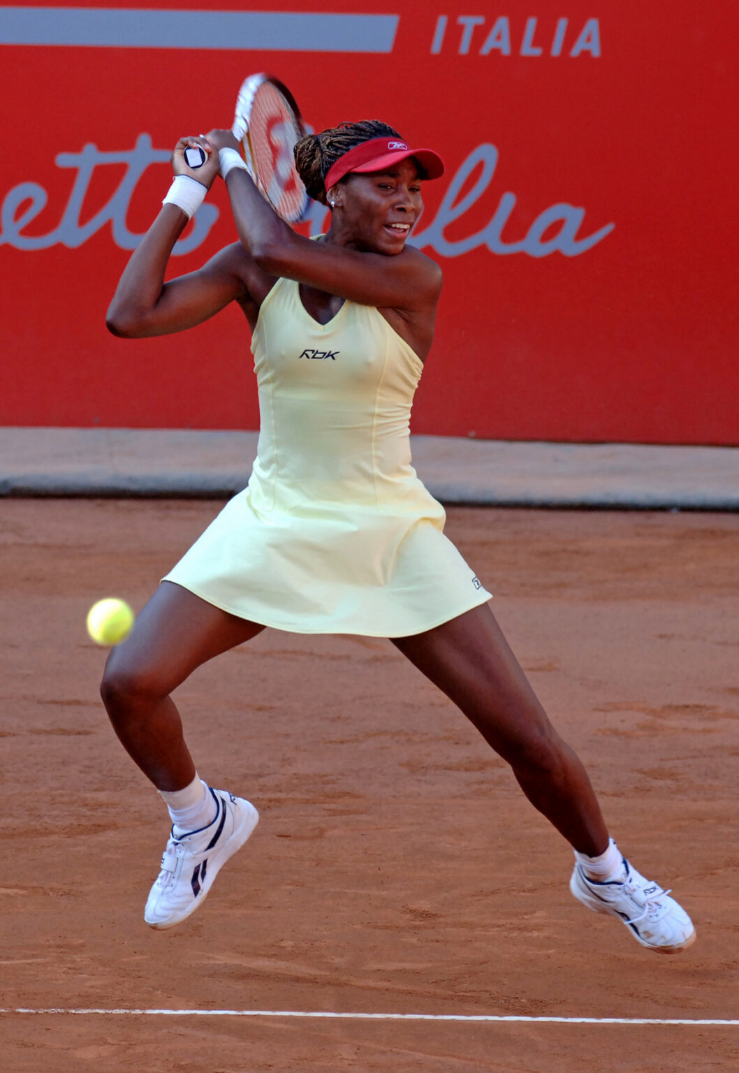 49 Female Celebrities With Big Feet - Hood MWR