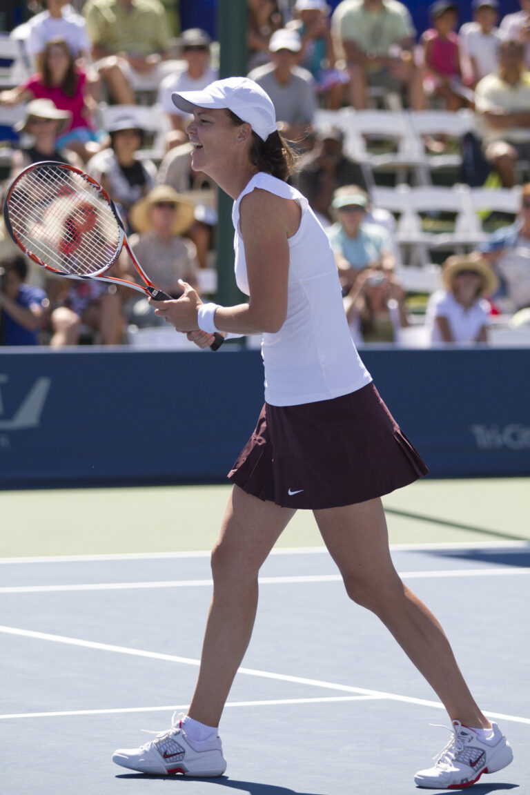 49 Female Celebrities With Big Feet - Hood MWR