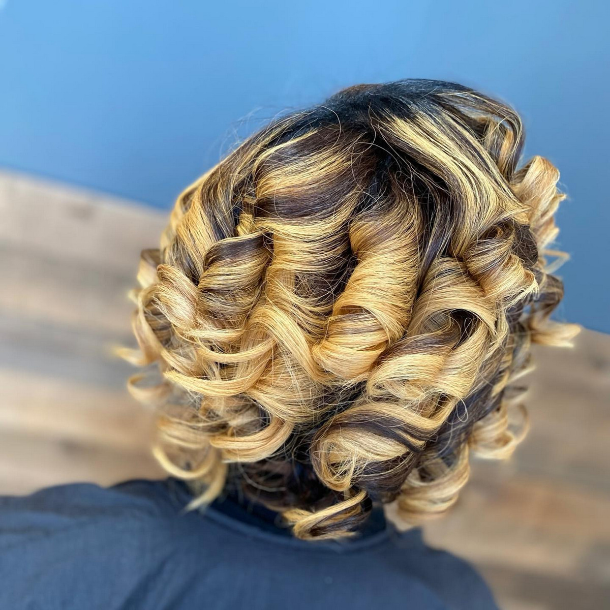 Soft curls with short layer