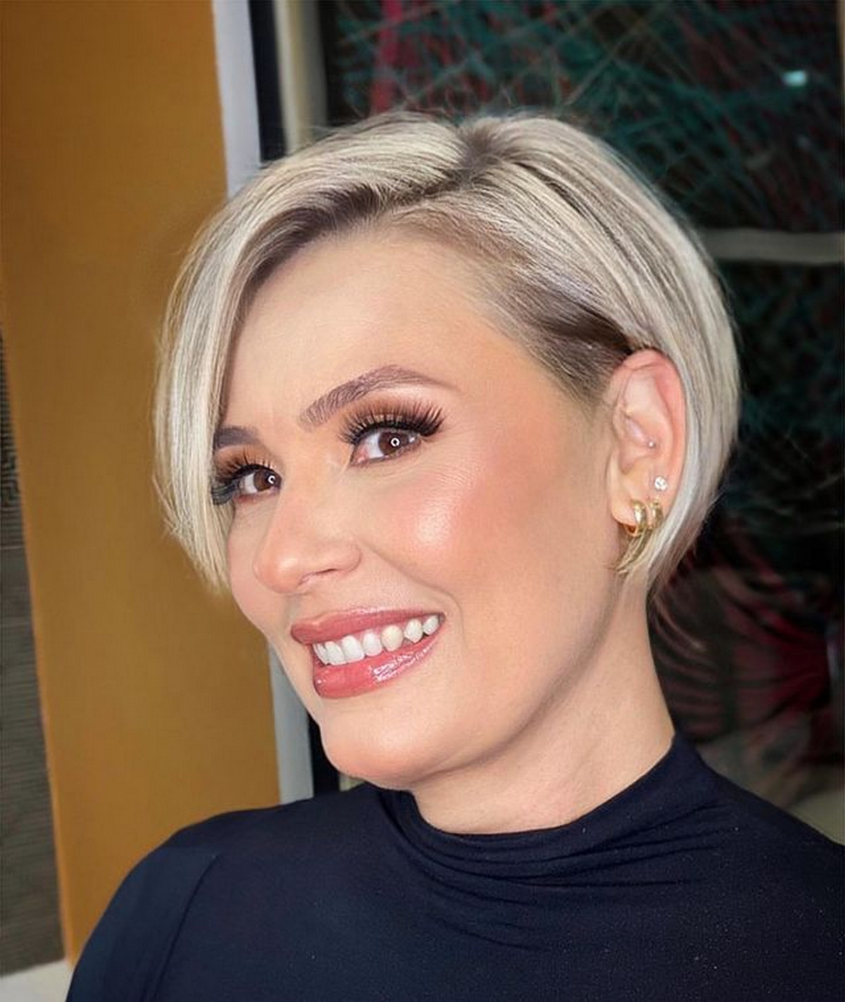 Side-Parted Blonde Pixie For Round Face