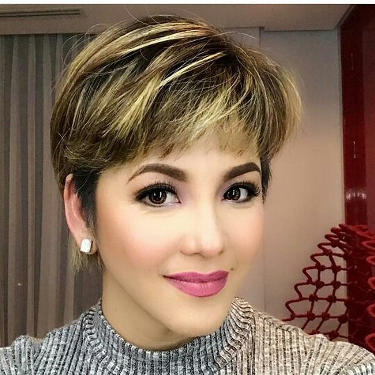Blonde Pixie Cut With Bang And Highlight 