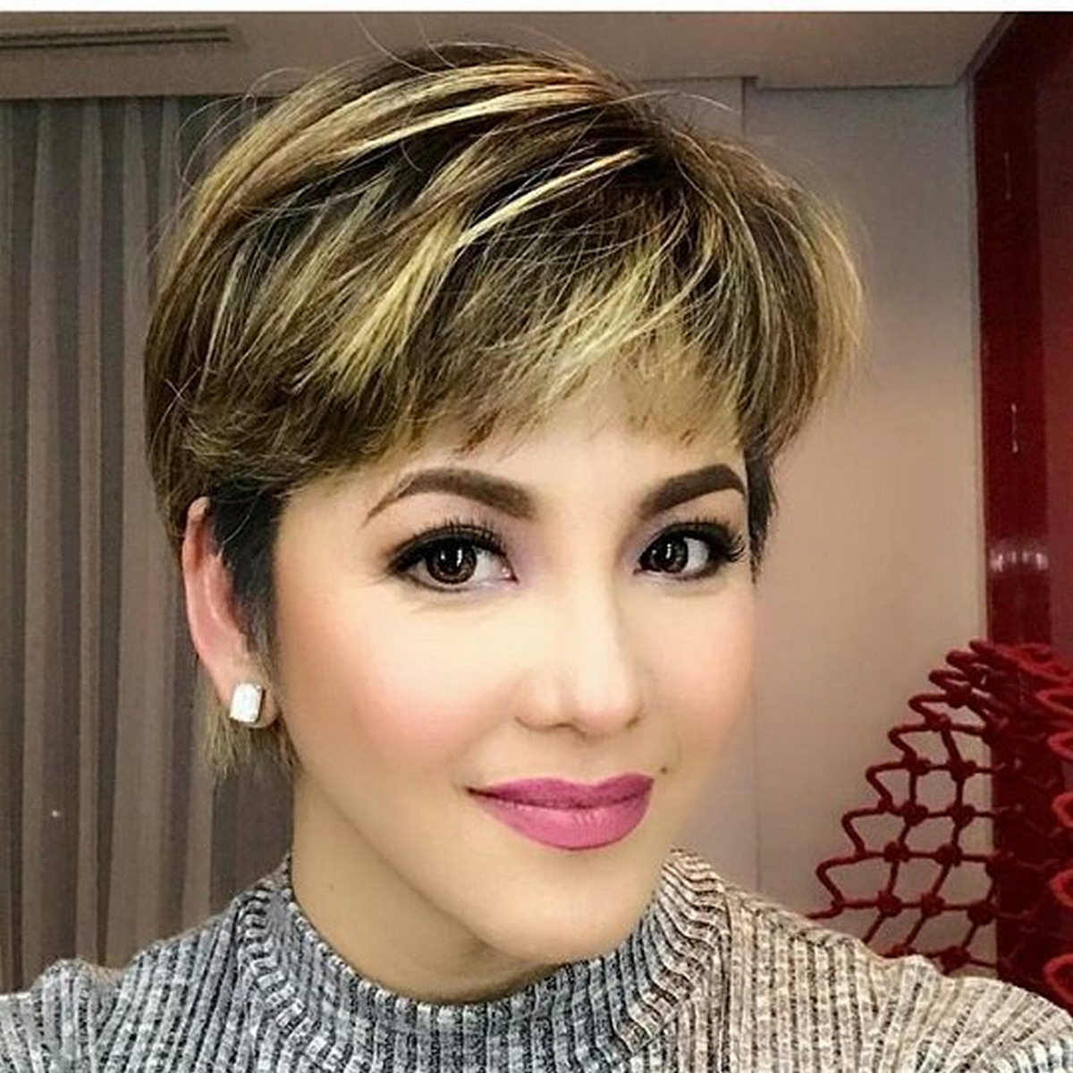 Blonde Pixie Cut With Bang And Highlight