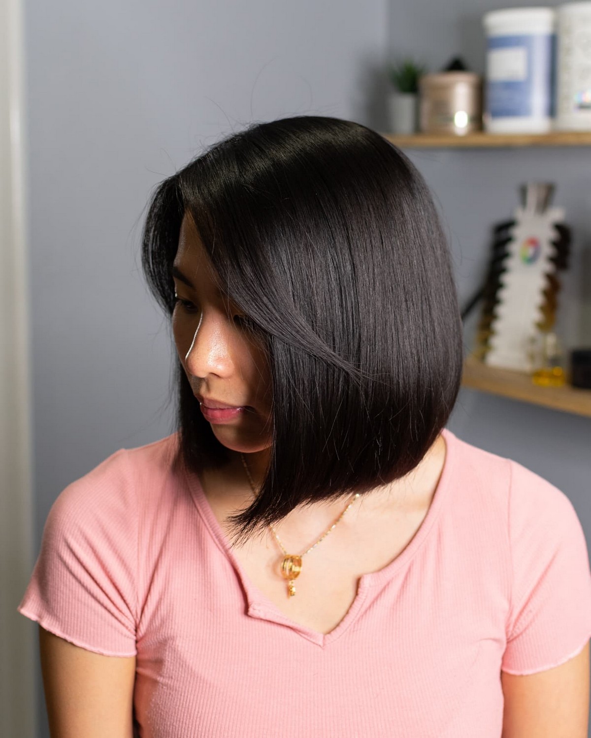 Black Round Bob With Curtain-Side Swept Bangs