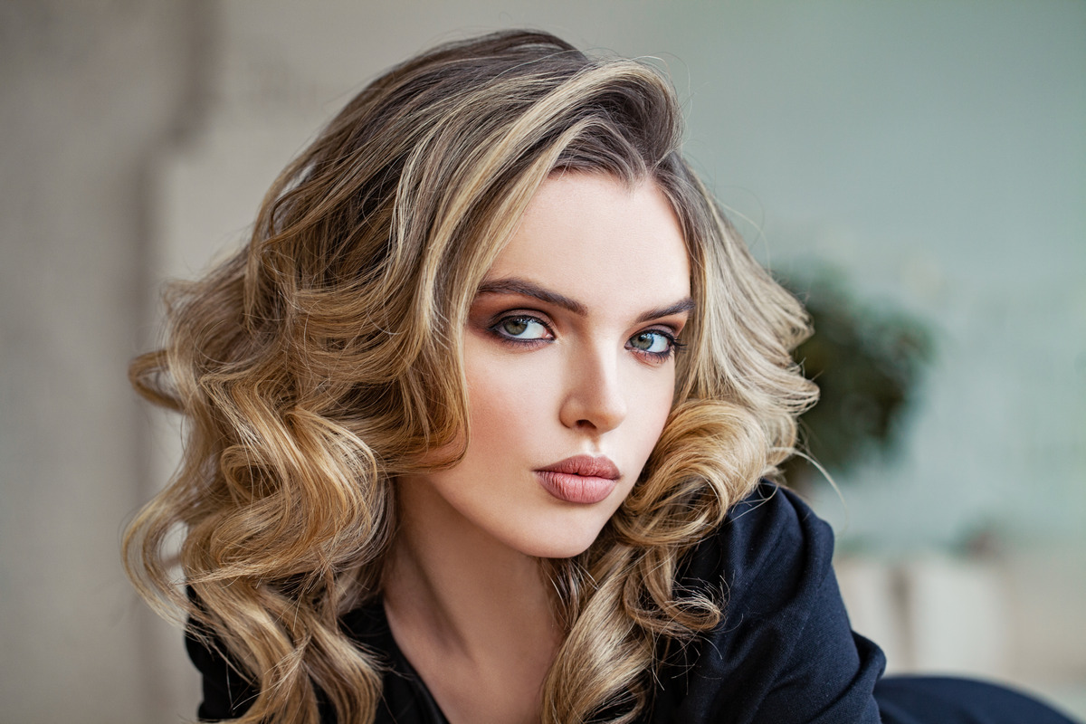 Blonde Wavy Curl Layer Hair