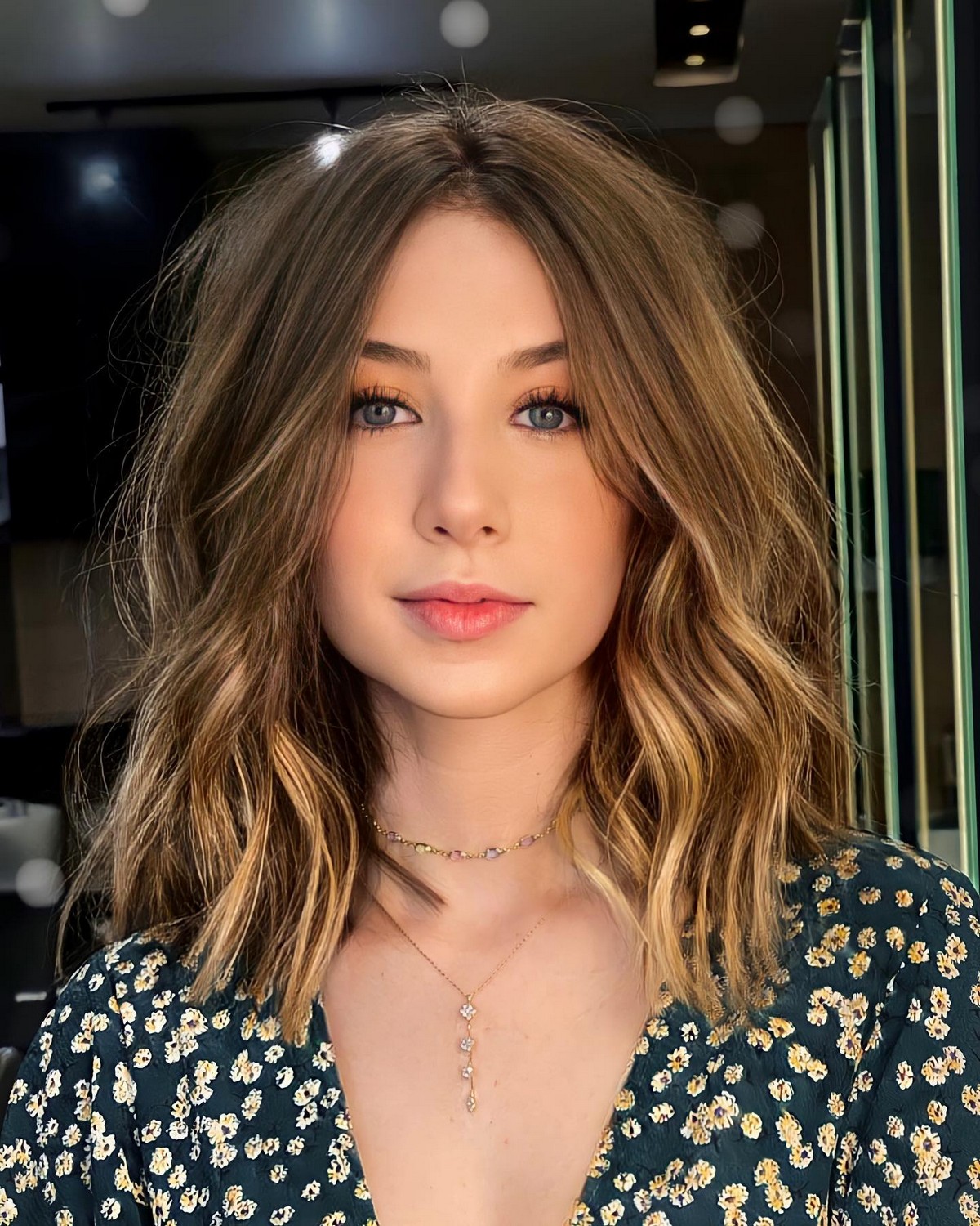 Shaggy Highlight Wavy Blunt Hair With A Middle Part