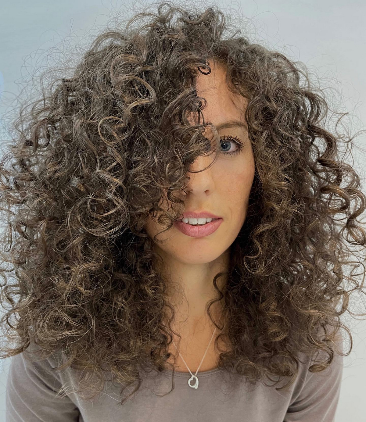 Voluminous Wavy Cut With Side Bangs