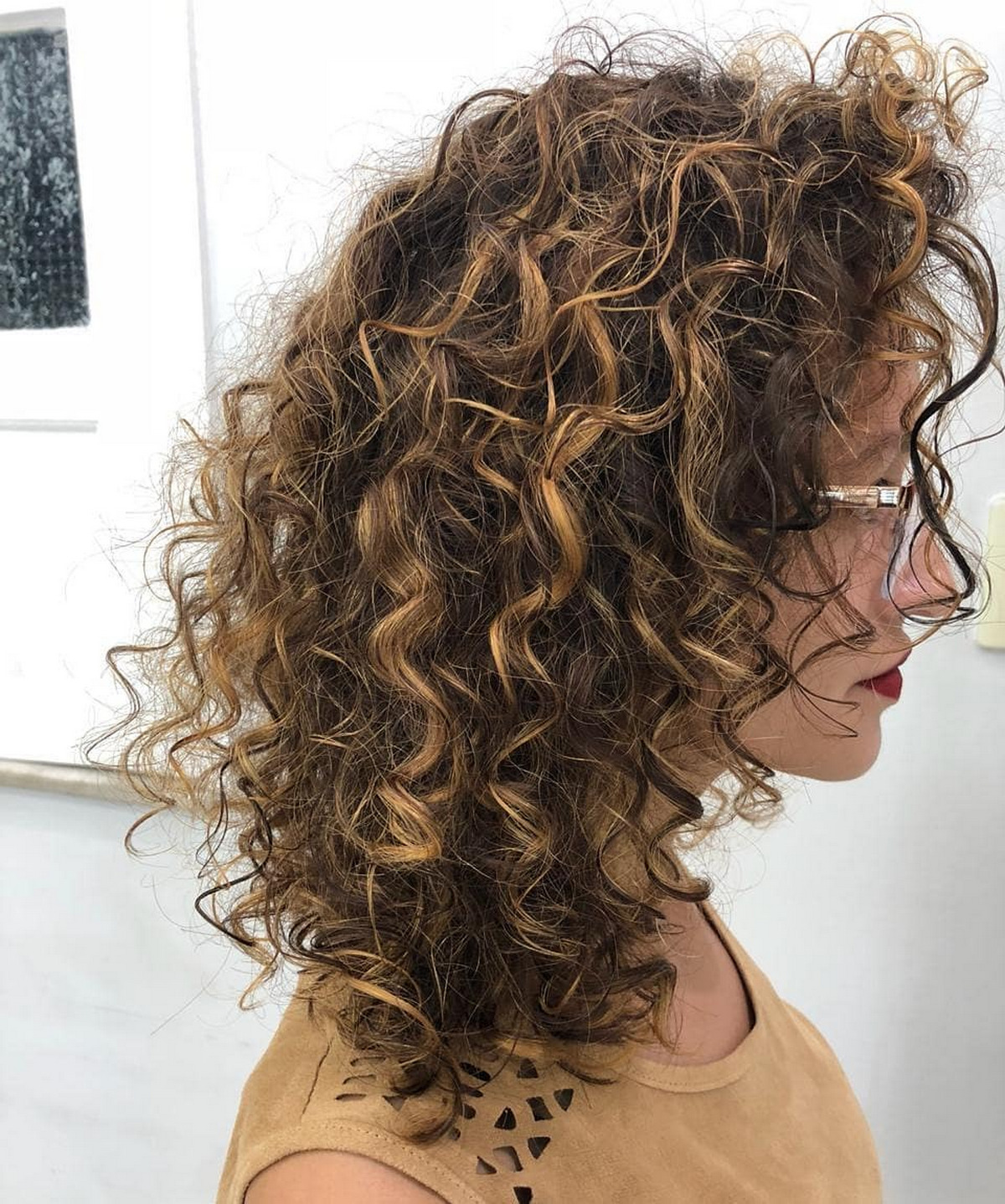 Medium Loosely Curled Hairstyle With Highlights