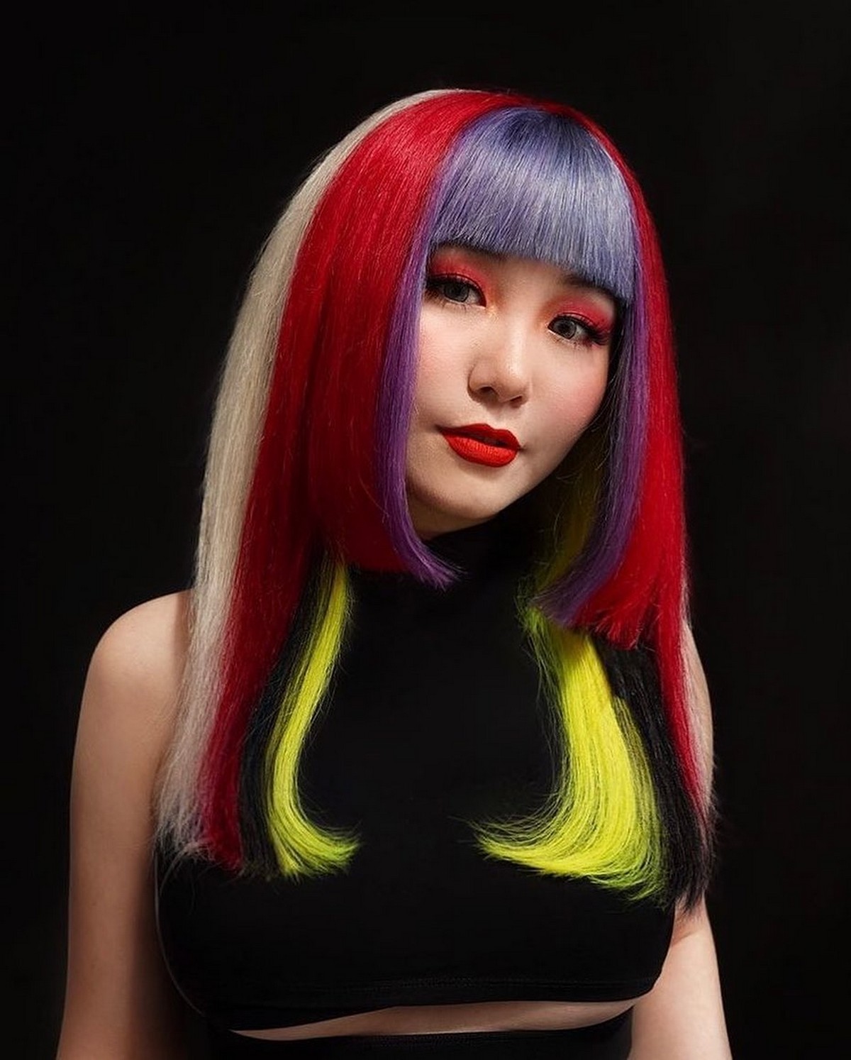 Color Blocking Layered Hair And Blunt Bangs