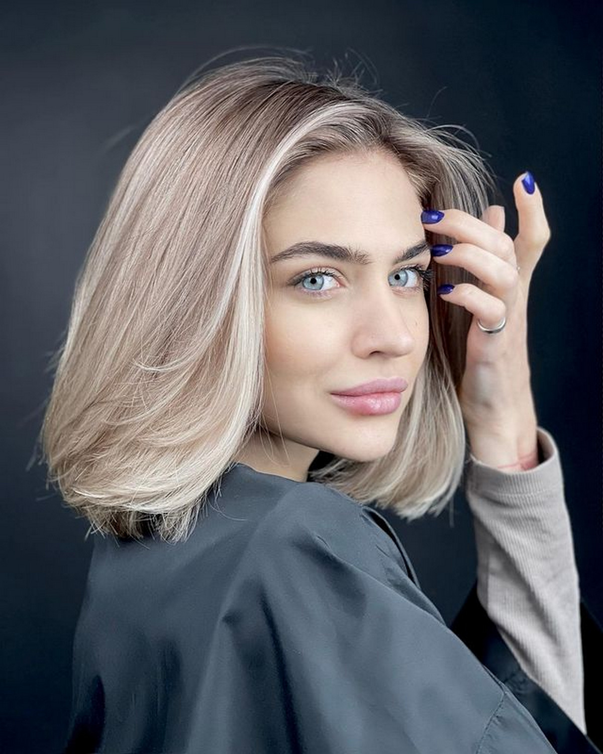 Lob With Face-Framing Highlights