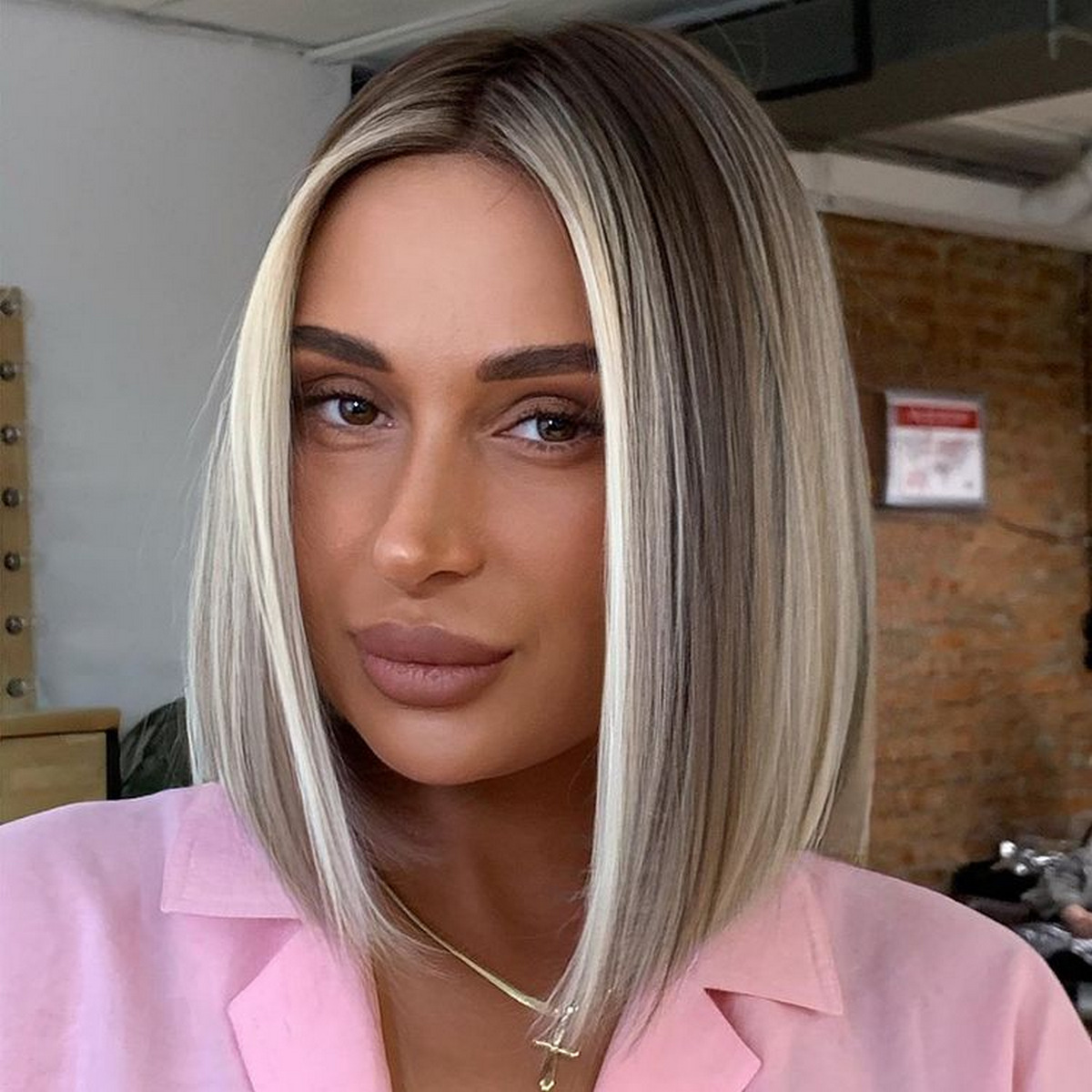 Sleek Lob With Money Piece